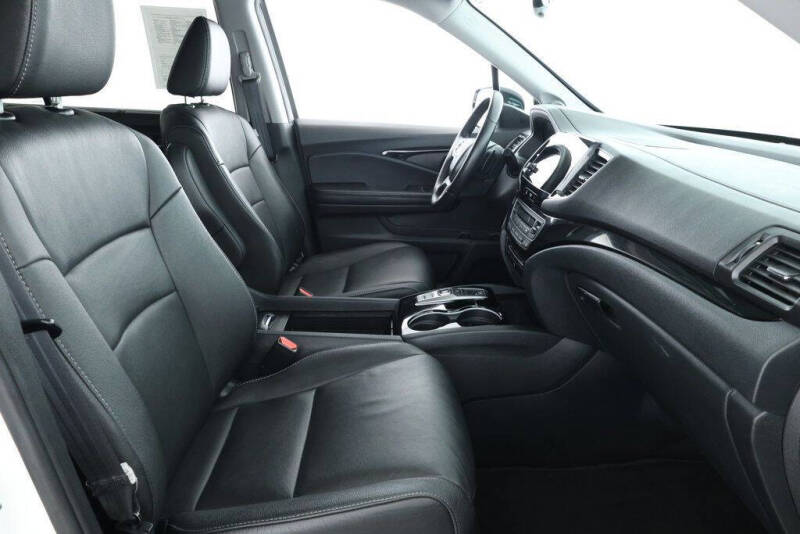 2022 Honda Pilot Touring w/Rear Captain's Chairs