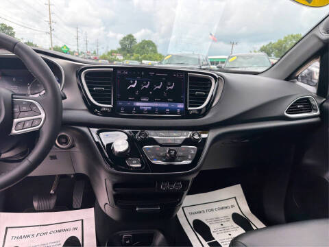 2025 Chrysler Pacifica Select