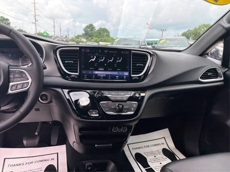 2025 Chrysler Pacifica Select
