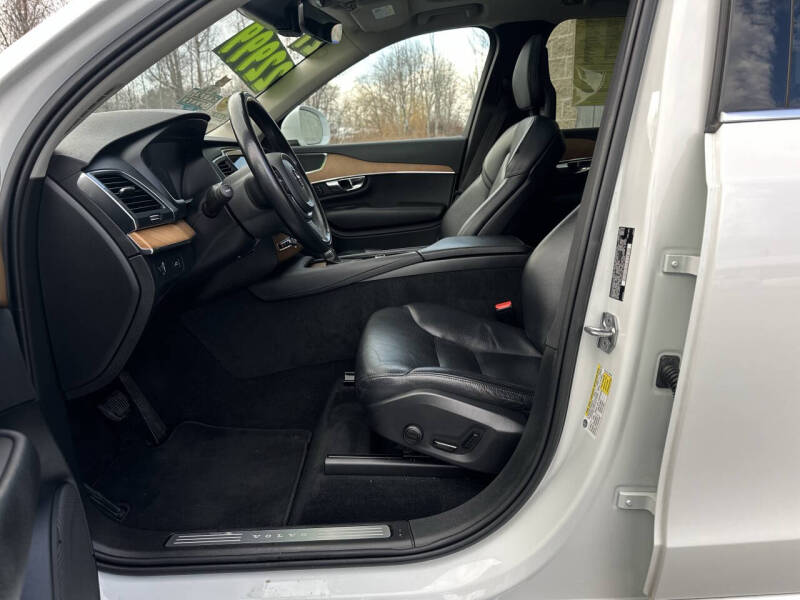 2021 Volvo XC90 T6 Momentum 7-Passenger