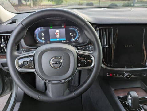 2025 Volvo V60 Cross Country B5 Plus