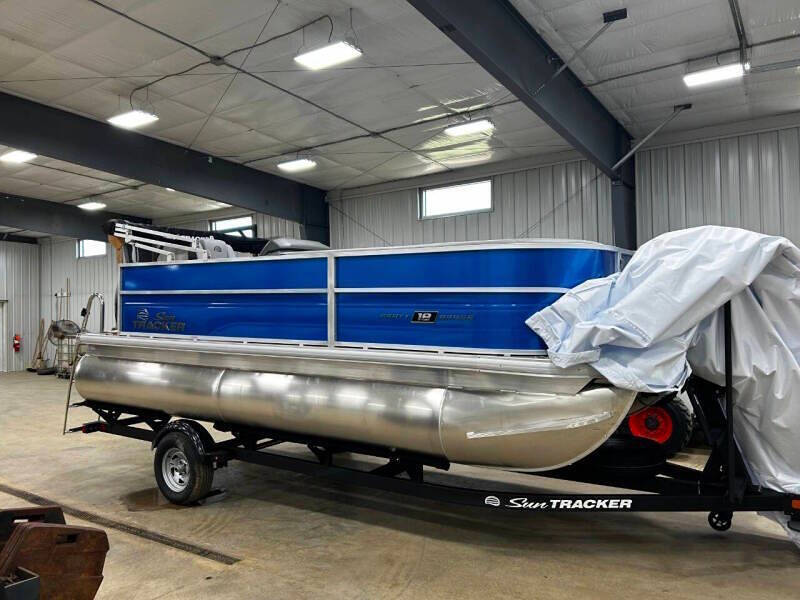 2026 Sun Tracker Party Barge 18 DLX