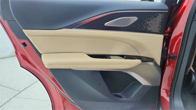 2025 Cadillac LYRIQ Luxury 3