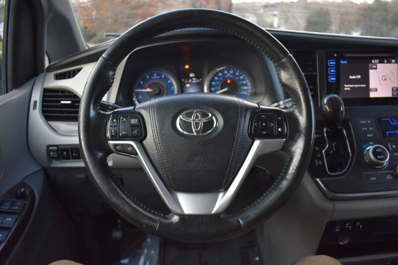 2015 Toyota Sienna XLE photo 23