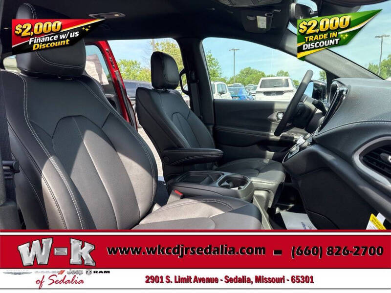 2027 Chrysler Pacifica Select