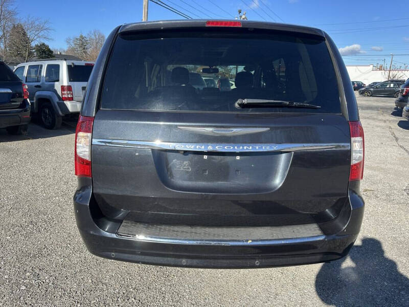 2013 Chrysler Town and Country Touring-L