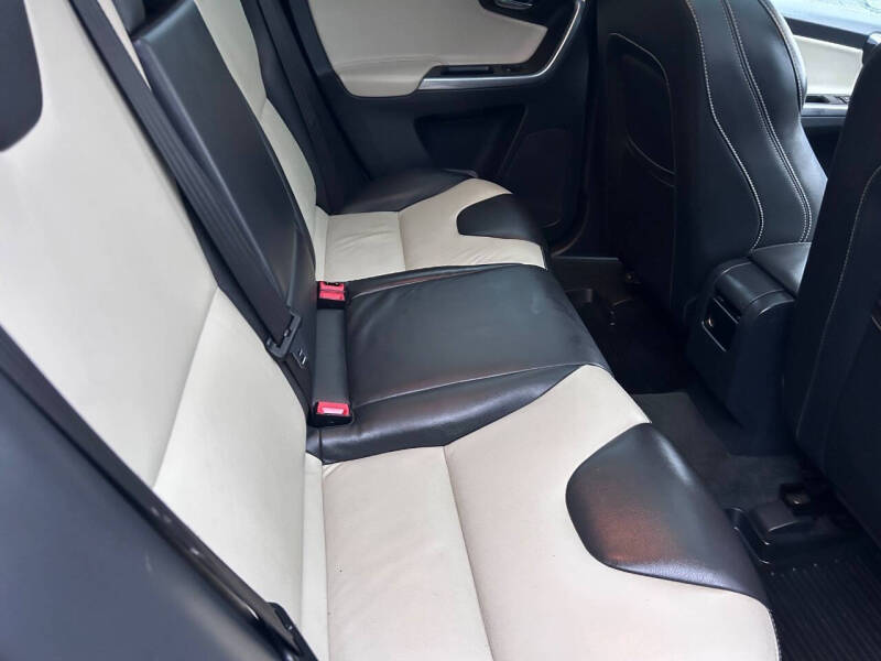 2016 Volvo XC60 T5 Platinum