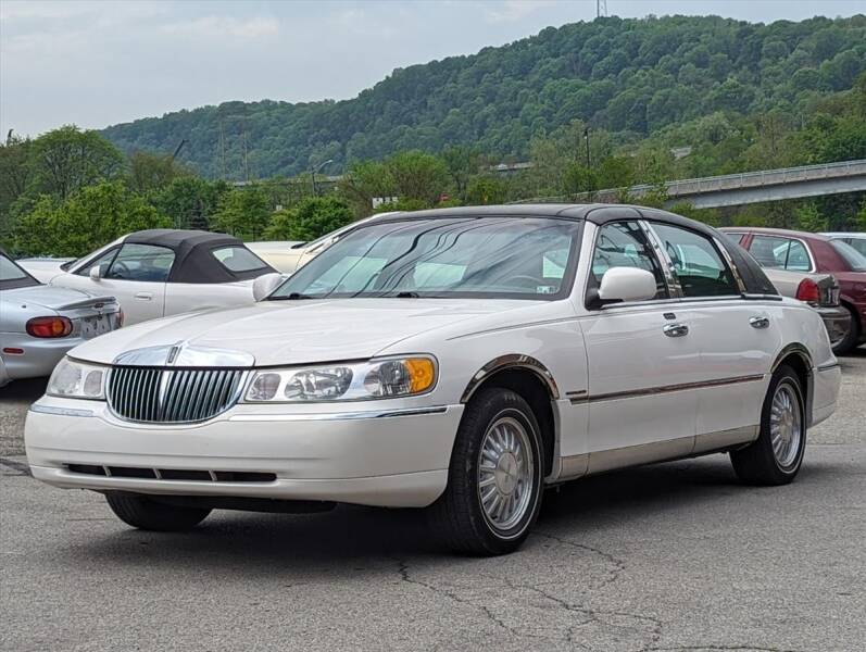 2000 Lincoln Town Car for sale at Seibel's Auto Warehouse in Freeport PA