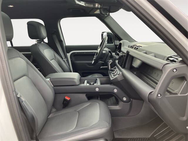 2024 Land Rover Defender 130 P400 Outbound