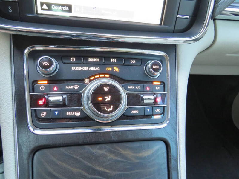 2017 Lincoln Continental Select