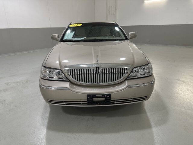 Used 2011 Lincoln Town Car Signature Limited with VIN 2LNBL8CV3BX752751 for sale in Kansas City