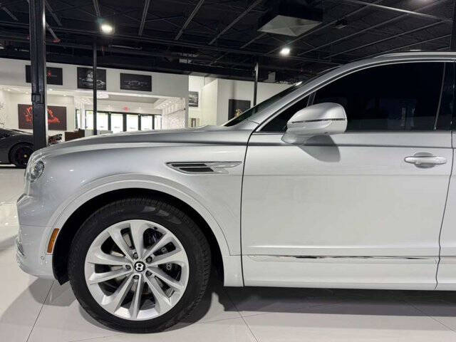 2023 Bentley Bentayga EWB V8