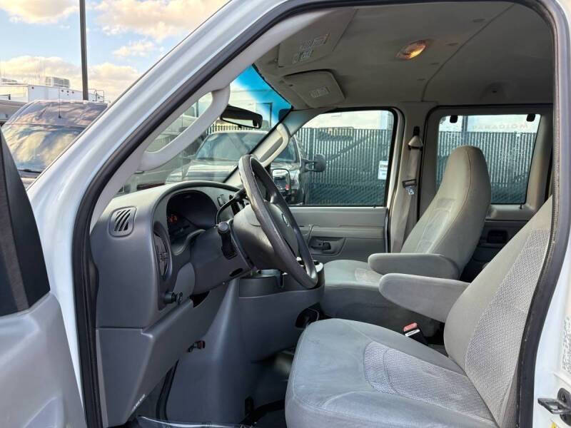 2006 Ford E-Series E-350 SD XLT