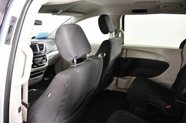 2022 Chrysler Voyager LX