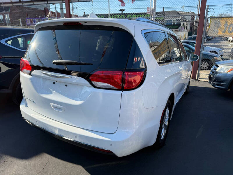 2018 Chrysler Pacifica Touring L photo 5