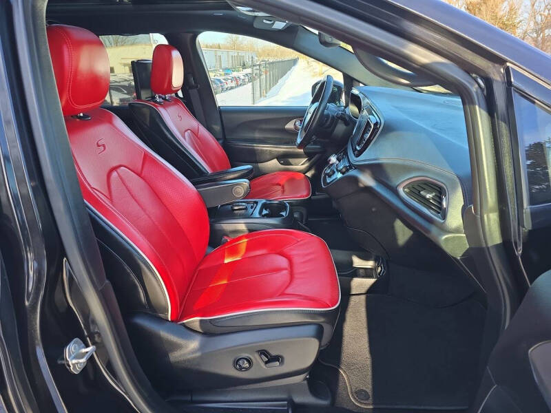 2020 Chrysler Pacifica Hybrid Limited Red S