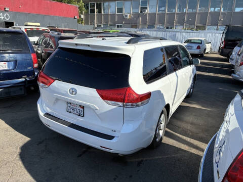 2012 Toyota Sienna LE 8-Passenger
