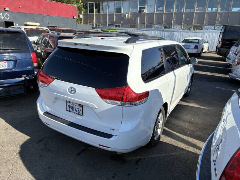2012 Toyota Sienna LE 8-Passenger