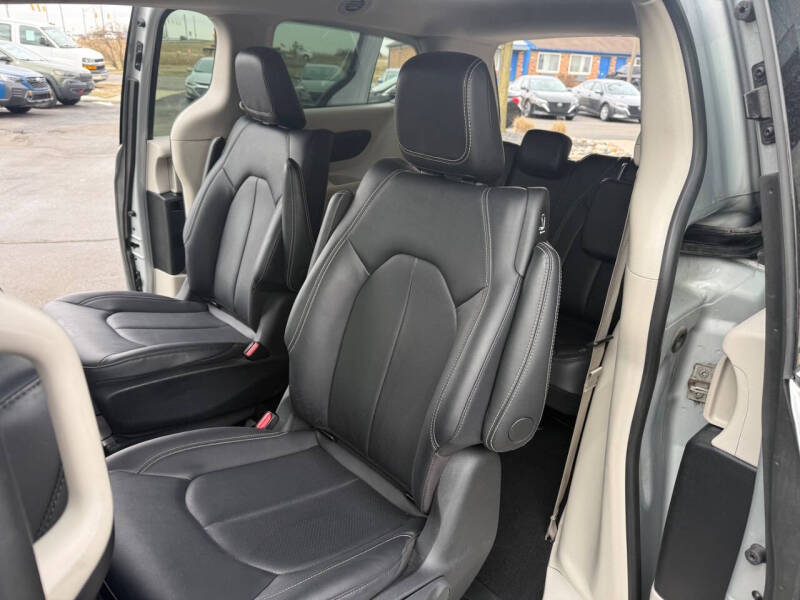 2024 Chrysler Pacifica Plug-In Hybrid Select
