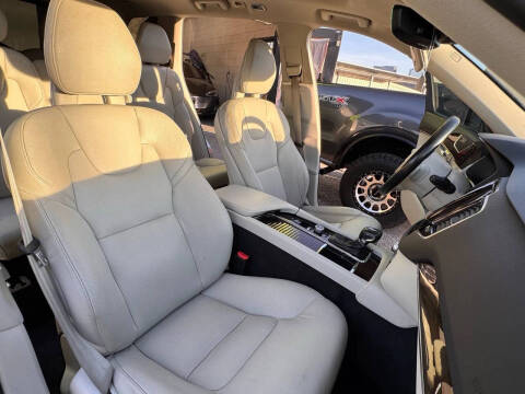 2017 Volvo XC90 T6 Momentum