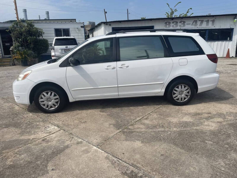 2005 Toyota Sienna LE photo 3