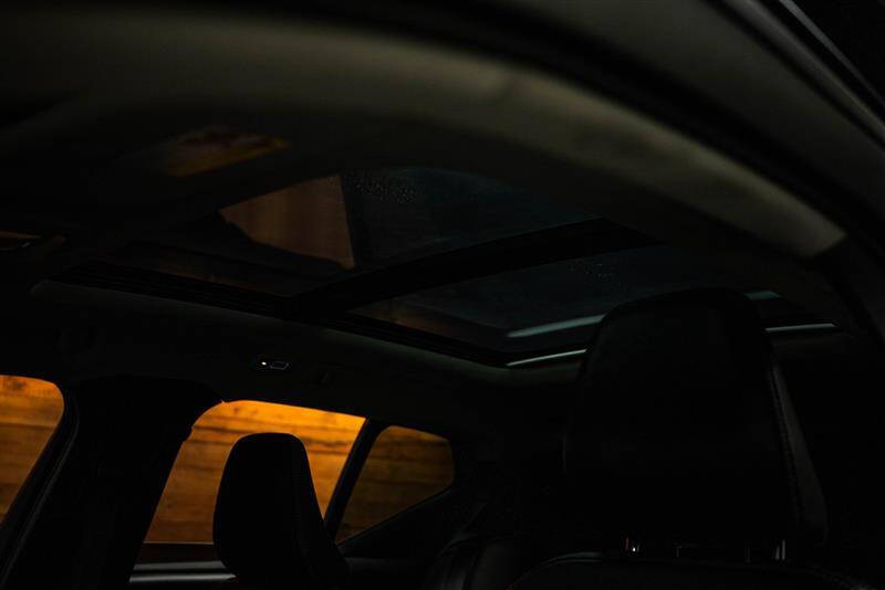 2023 Volvo XC40 B4 Ultimate Dark Theme