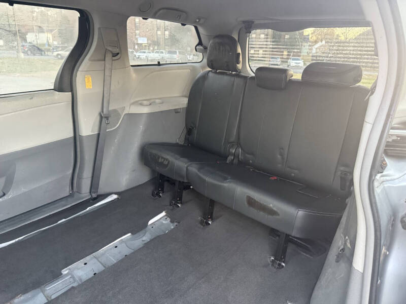 2014 Toyota Sienna SE 8-Passenger