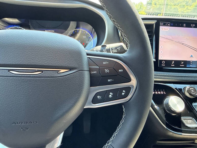 2027 Chrysler Pacifica Select