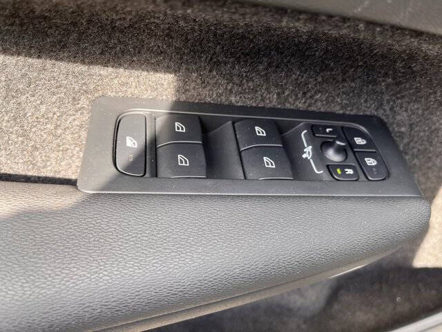 2025 Volvo XC40 B5 Plus Bright Theme