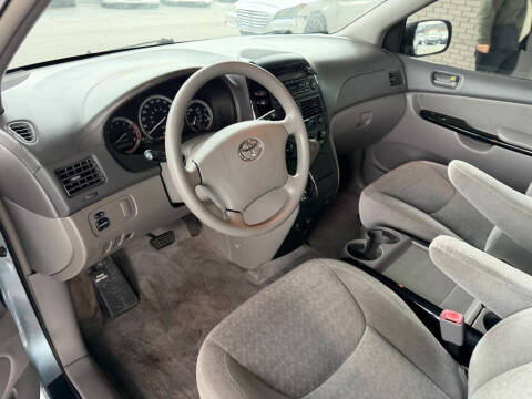 2005 Toyota Sienna LE 8 Passenger