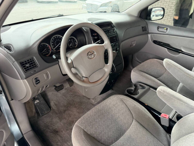 2005 Toyota Sienna LE 8 Passenger