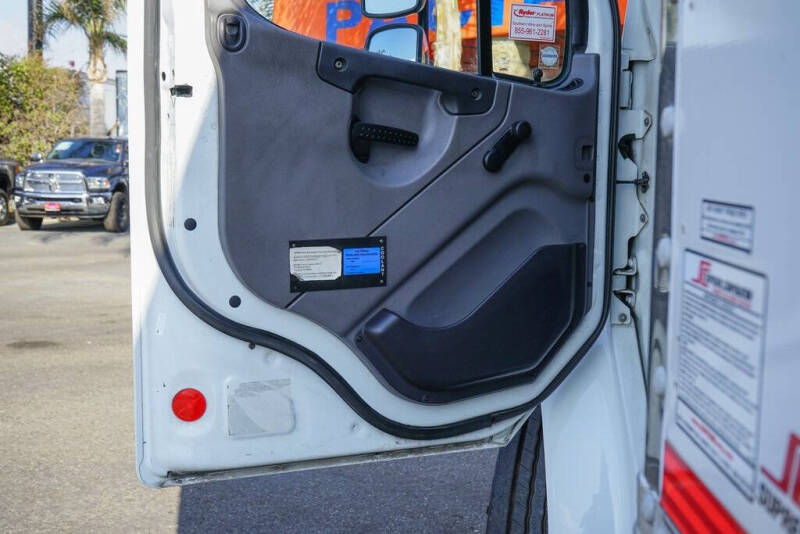 2013 Freightliner M2 106