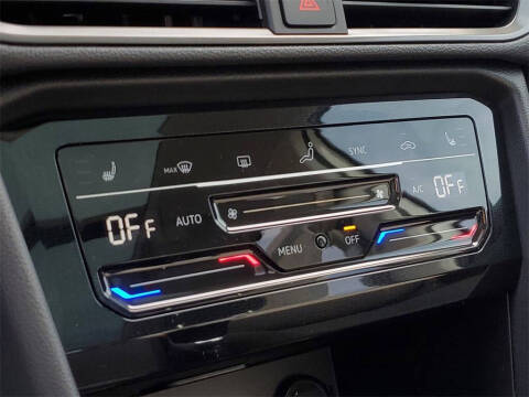 2025 Volkswagen Taos SE Black