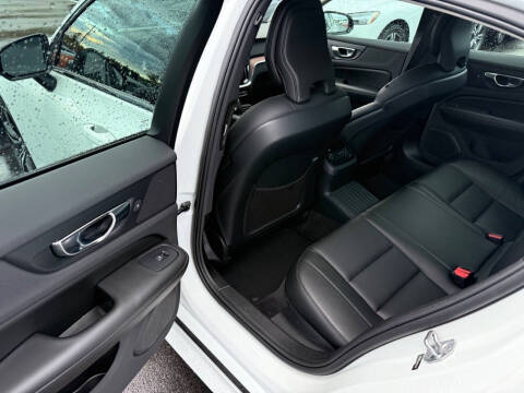 2022 Volvo S60 Recharge T8 R-Design Expression