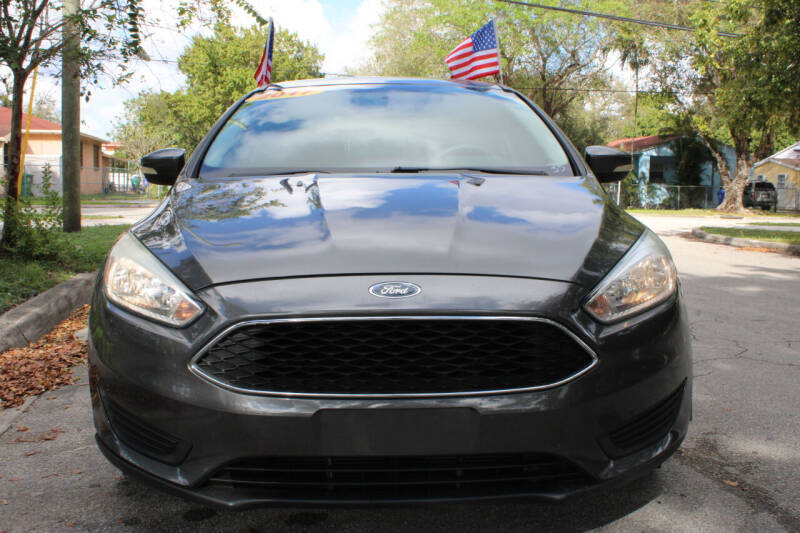 2017 Ford Focus SE photo 2