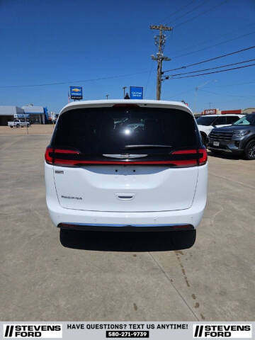 2025 Chrysler Pacifica Select