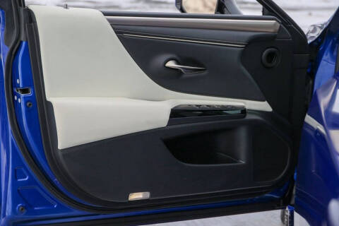 2022 Lexus ES 300h F SPORT