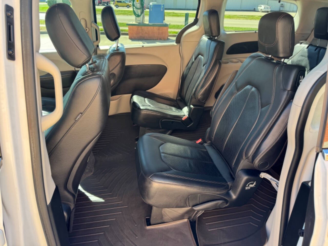 2018 Chrysler Pacifica for sale at Illinois Auto Wholesalers in Tolono, IL