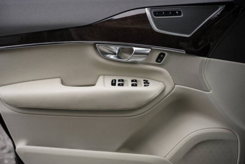 2017 Volvo XC90 T5 Momentum