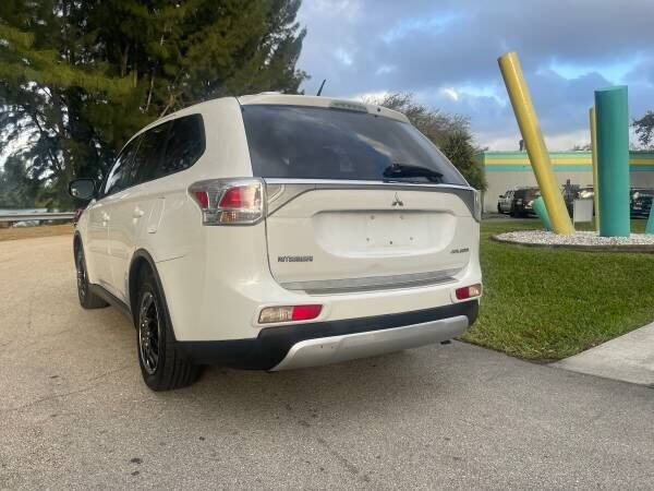 2015 MITSUBISHI Outlander SUV / Crossover