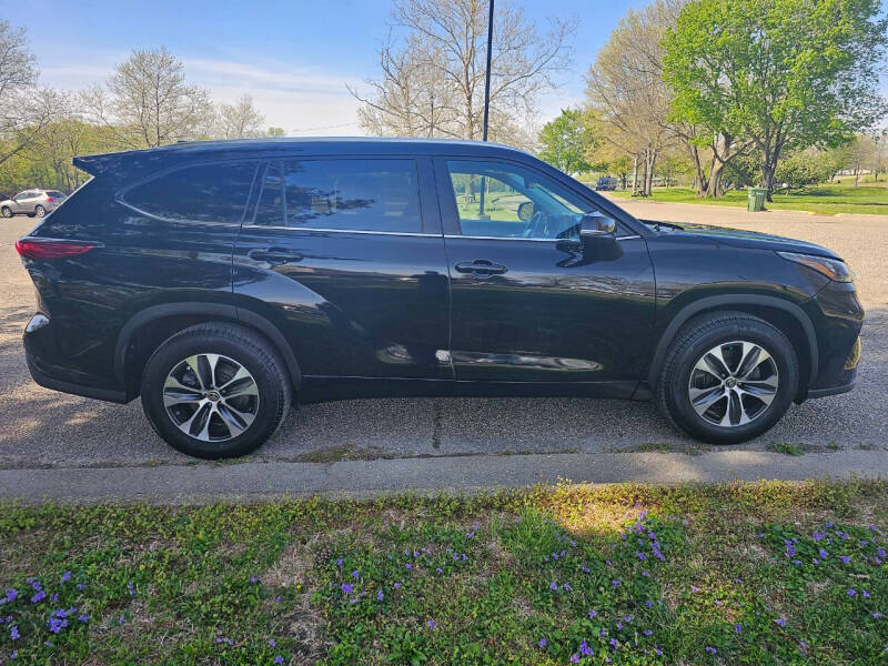 Used 2020 Toyota Highlander XLE with VIN 5TDGZRAH9LS501614 for sale in Terre Haute, IN