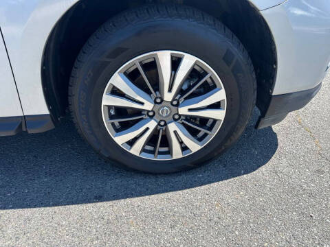 2017 Nissan Pathfinder SV