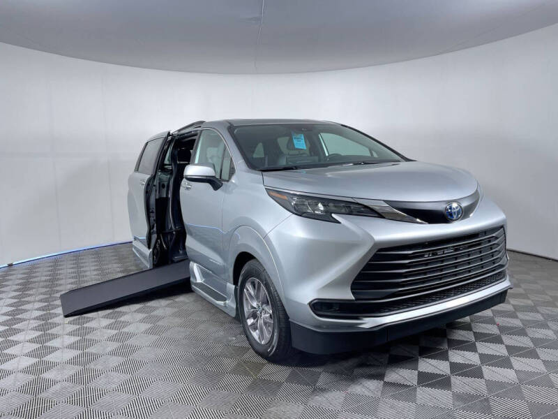 2025 Toyota Sienna LE's photo