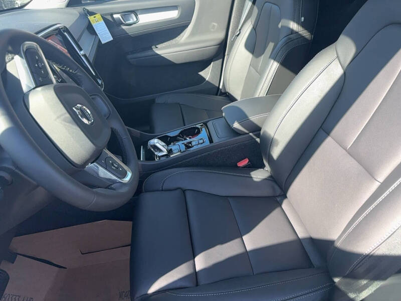 2025 Volvo XC40 B5 Plus Dark Theme