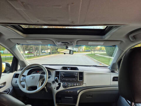 2011 Toyota Sienna SE 8-Passenger