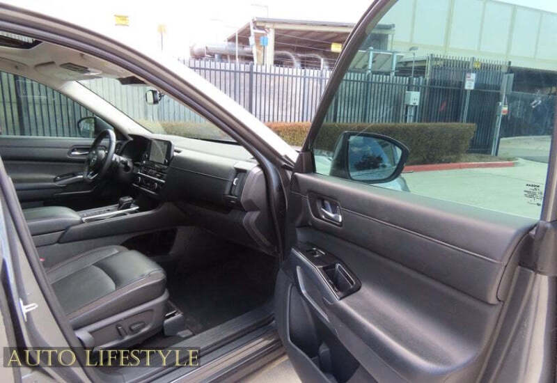 2022 Nissan Pathfinder SL