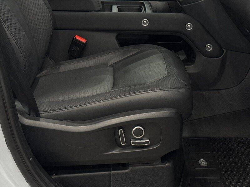 2023 Land Rover Defender 130 X-Dynamic SE