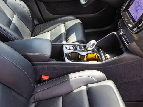 2023 Volvo XC40 B5 Plus Bright Theme