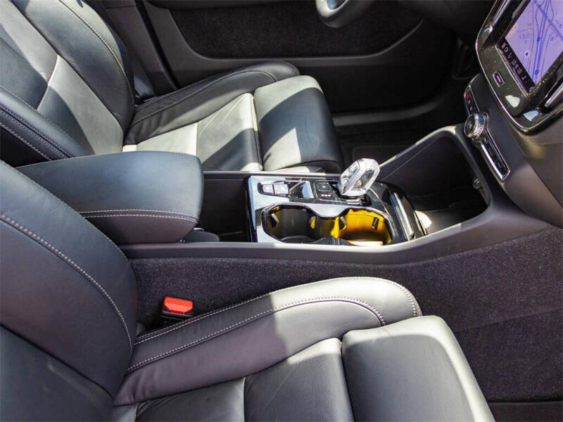 2023 Volvo XC40 B5 Plus Bright Theme