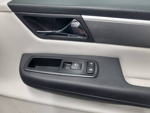 2014 Volkswagen Routan SE